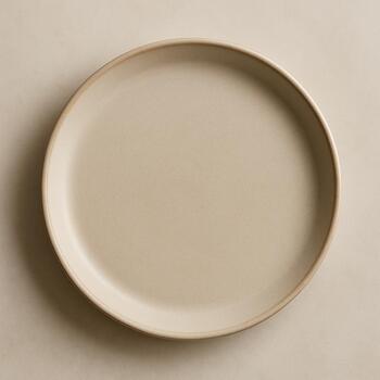 Matte ceramic plate with rim highlight
